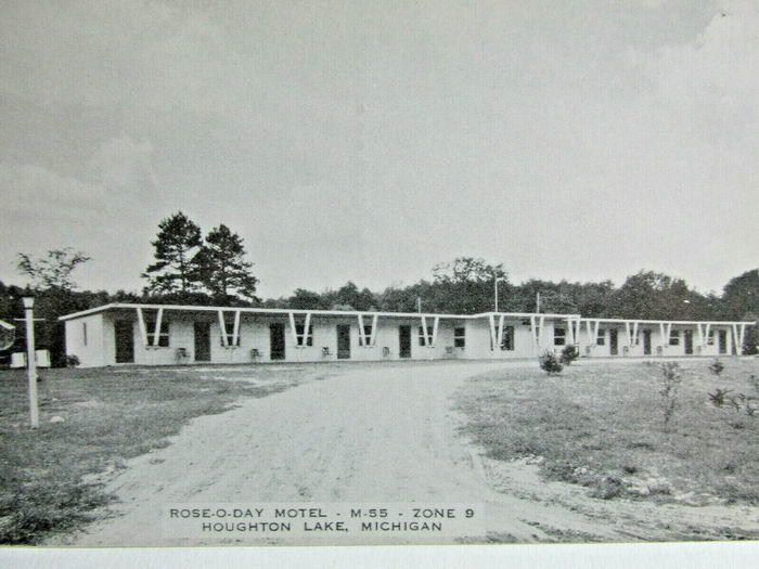 Rose ODay Motel (Rose-O-Day Motel) - Old Postcard Photo (newer photo)